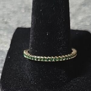 Elegant Green and Gold Women's Ring